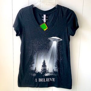 Classic sci-fi V-neck alien ‘I Believe’ tshirt size Medium